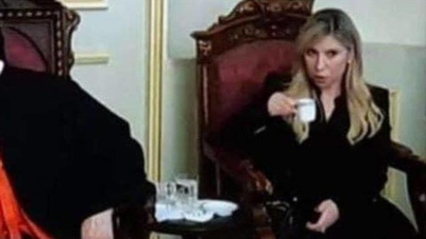 نائبة لبنانية مسلمة  تشرب القهوة.jpg
