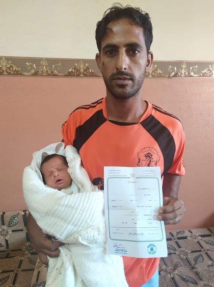 رامي البيوك يحمل طفله 1.jpg