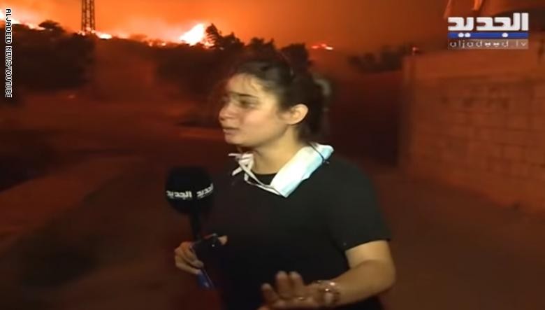 صحفية تبكي عند سماح صرخاات المواطنين بعد اشتعال النيران.jpg