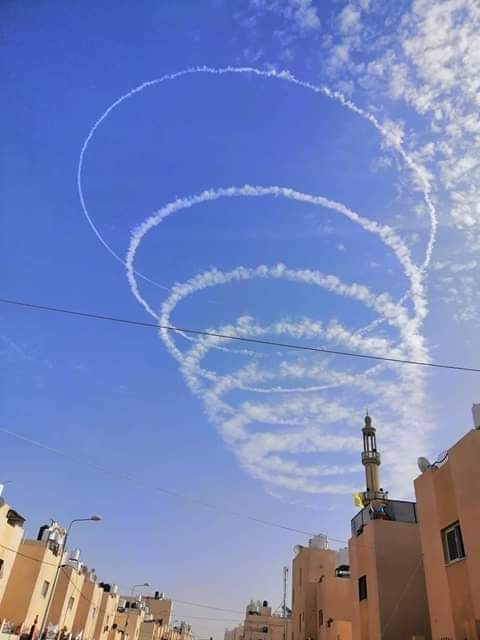 الاحتلال يرسم خطوط بسماء غزة.jpg