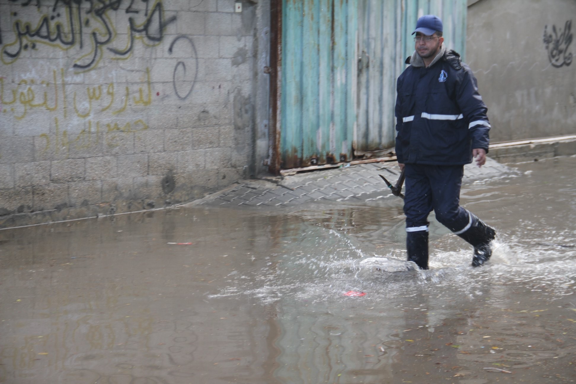 غرق شوارع غزة دفاع مدني.jpg