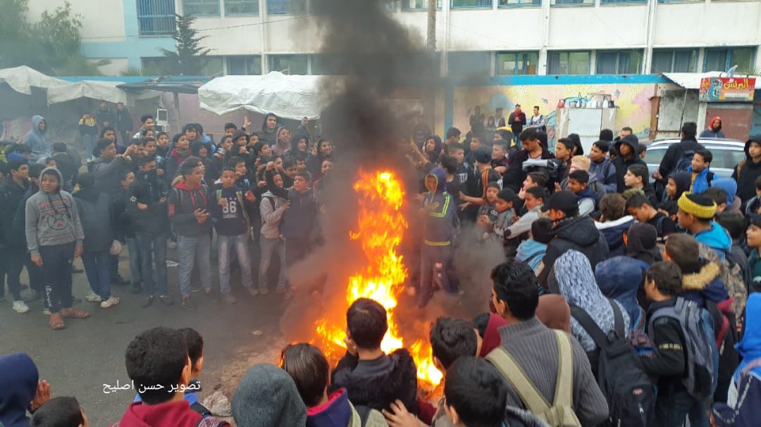 طلاب مدارس يشعلون الاطارات.jpg