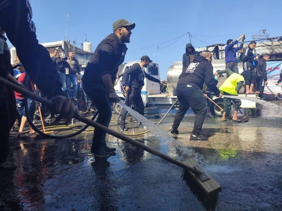 شباب يبادرون لتنظيف حريق النصيرات4.jpg