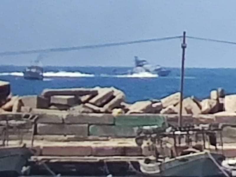 سفينة حربية تغلق بحر غزة.jpg